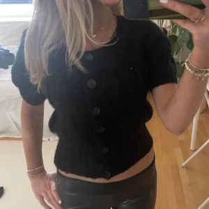 Svart stickad kofta - Såå fin svart stickad trekvartsärmad kofta💕 Lånade bilder från förra ägaren, saknar den näst sista knappen men inget som märks fråga för bild. Så fin till hösten😊