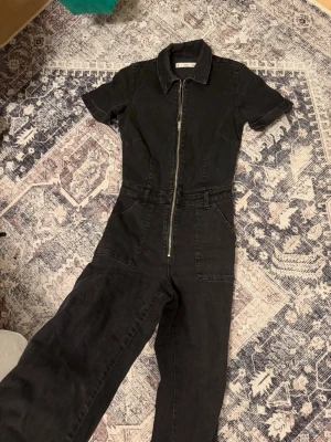 Byxdress från mango  - Jätte fin byxdress från mango, bra skick 