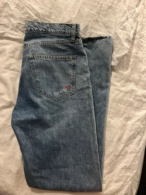 Ljusblå raka jeans Weekday - Relaxed Jeans är medelhöga i midjan, löst sittande, unisex från Djerf avenue. Observera att dessa jeans är tillverkade av 100% bomull och därför kommer sträcka ut sig något efter användning. I st 27 passar mig som är st 36 🩷