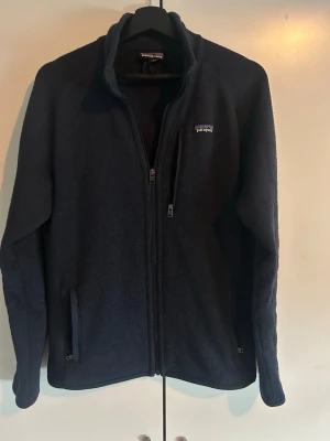 Patagonia tröja - Skön bomull tröja ifrån patagonia i bra skick , lite noppig men går att lösa, går ner i pris vid snabb affär, nypris 1399
