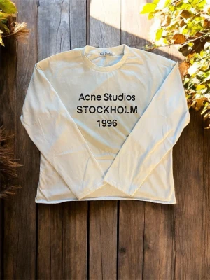 Acne studios långärmad  - En väldigt eftertraktad tröja som är inne just nu! Den har blivit insydd lite men mått står nedanför 🙌 men skulle säga runt XS  men den är ju fortfarande lite oversized som dom ska vara! Plagglängd: 60 cm Bröstbredd: 57 cm Armlängd: 55cm Axelbredd: 21 cm