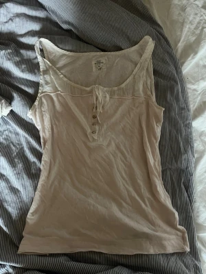Ljusrosa linnetopp - SJUKT söt topp. Älskar verkligen denna men den är lite stor på mig. Den är från Hm i storlek L, men jag skulle säga att den sitter som M