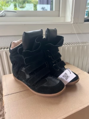 Isabel marant - Säljer mina skor då dom är försmå tyvärr. Använd dom 4 gånger. Köptes för 4000kr, kan vara flexibel så kom med prisförslag