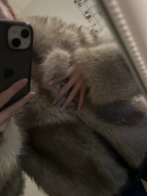 Beige fluffig pälsjacka - Säljer en supermjuk och fluffig beige pälsjacka med bred krage och långa ärmar. Jackan har en klassisk rak passform och är perfekt för kalla vinterdagar. Materialet är fuskpäls som känns lyxigt och trendigt. Passar dig som vill ha en cozy och stylish look.