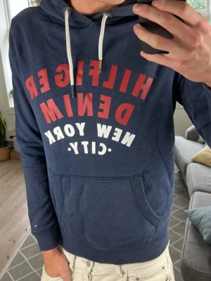 Tommy Hilfiger Denim Hoodie  - Väldigt snygg och trendig hoodie med vintage look! Mått: A:55 B:47 C:45 D:63 (cm)  Skriv vid fundering 😇🙌