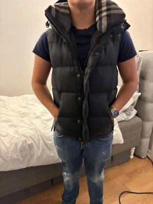 Burberry Puffer Jacka - Perfekt skick, passar folk mellan 170-180, funkar också om man är lite under eller över i längd, fick av min morbror i konfirmationspresent förra året men har planerat köpa en annan jacka, den går även att göra till en väst som man kan ha under våren/vintern