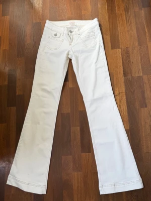 Vita bootcut jeans med fickor - Super snygga jeans, i storlek 36 från Nelly. Dom aldrig använda då jag köpte de i somras och nu ändrat min stil. Så därför har de ej kommit till användning. Köpte för 699kr.