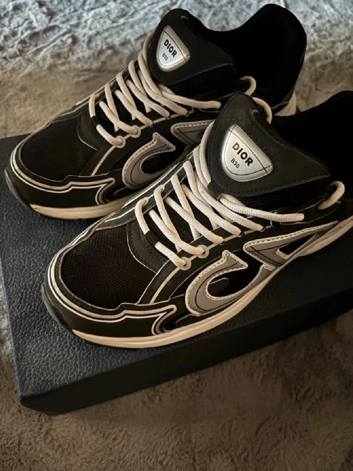Svarta sneakers med vita detaljer - 2