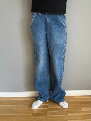 Carhart jeans - Innemått byxben 78. Midja 37 cm. Något slitna längst ner på byxbenet. 