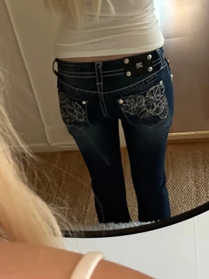 Miss Me Jeans bootcut lowwaist 💗 - Jag tar gärna prisförslag💗 Säljer ett par low waist bootcut jeans från Miss Me. Mörkblåa med vita kontrastsömmar och detaljerade broderier på fickorna. Säljer då de är lite för korta för mig, PS jag är 173💗Bra skick