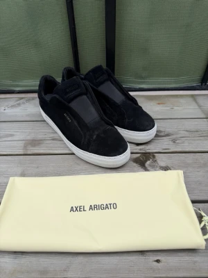 Axel Arigato - Axel arigato Clean 360 laceless i svart | storlek 44 | väldigt bra skick | Dustbag ingår|  pris går att diskutera vid snabb och enkel affär | sulkräm har använts |