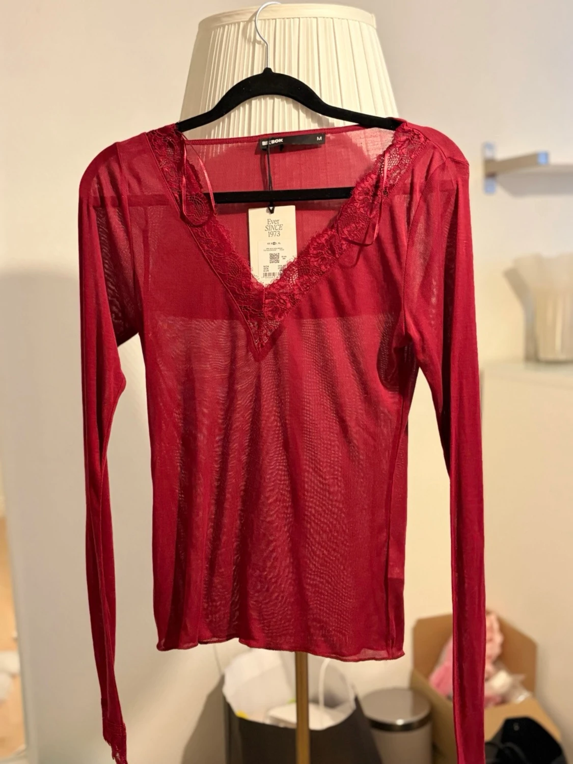 Vinröd mesh topp med spetsdetaljer