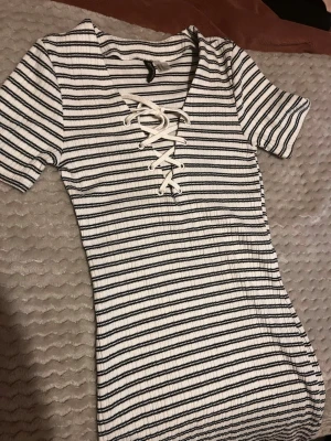 Randig Klänning  - En kort randig sommar klänning från H&M. Material är stretchig och bekvämt. Har ej varit till användning