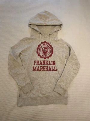 Franklin Marshall Hoodie - Riktigt snygg Franklin Marshall Hoodie i storlek S/XS. Den är rätt så smal så passar bättre XS. Hör gärna av dig vid funderingar kring mått eller annat!🤩