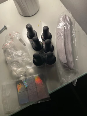 Stort nagelkit med övningshand - Säljer ett komplett nagelkit med övningshand i plast, flera nagellack, nagelfilar, stämplar och tippar. Perfekt för dig som vill träna på nageldesign hemma. Innehåller även olika dekorationer och verktyg för kreativa naglar. Inehåller saker från, nagelgiganten och bra märken. Pris kan diskuteras. (Man får även med övnings naglar till övnings handen)