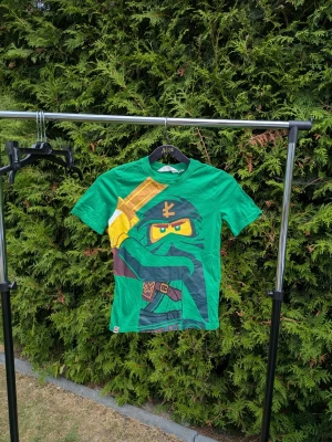 Grön tshirt strl 122/128 lego ninjago - Lite små noppor finns 100% bomull