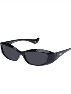 Le Specs solglasögon - Säljer ett par solglasögon från Le Specs. Nypris tror jag är runt 800kr. Skriv vid frågor!❤️