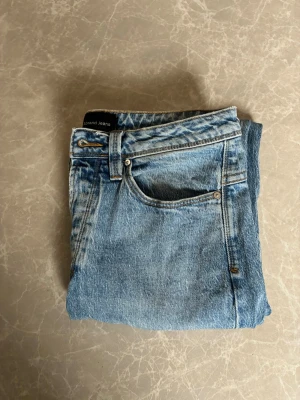 Abrand jeans  - Säljer nu dessa snygga abrand jeans i strlk W28/L32. Byxorna är i modellen A90s relaxed. Byxorna är i mycket bra skick och knappt använda. Priset är 300kr men vid snabb affär kan jag gå ner i pris! Vid frågor skriv 