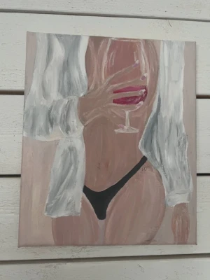 Handgjord Tavla med kvinna och vinglas - Unik målning på canvas som föreställer en kvinna i svart underdel och vit skjorta som håller ett vinglas. Färgerna går i beige, vitt, svart och rosa toner. Perfekt som modern konst till hemmet.