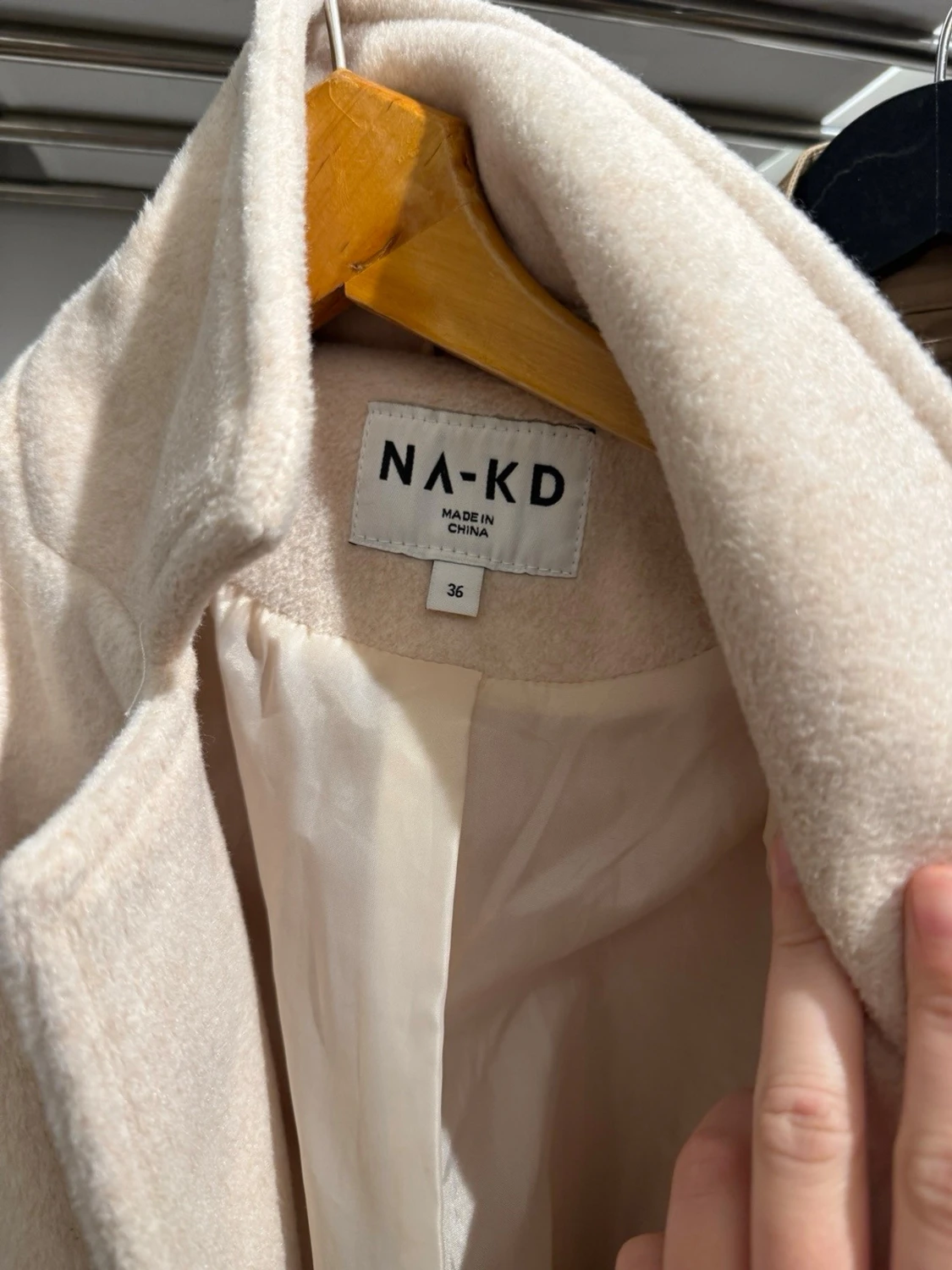 Beige kappa med knytskärp från NA-KD - 2