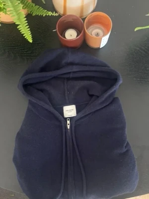 John henric kashmir hoodie - Säljer min John henric kashmir zip hoodie, den har ett hål vid vänster armbåge, slitet på högra och finns ett superlitet hål i luvan men absolut inget svårt att laga, därav priset! armbågsdefekten syns endast när man böjt armarna, annars syns inga defekter. Men i övrigt är den i gott skick! Nypris på denna ligger på 2999kr, säljer för endast en tredjedel av priset! Tveka inte på att höra av dig vid ytterligare frågor, billigare vid snabb affär