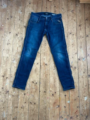 Mörkblå raka jeans - Snygga mörkblå jeans med raka ben och klassisk femficksdesign. Jeansen har subtila slitningar framtill och kontrastsömmar som ger en cool look. Tillverkade i denim med en skön passform som funkar till det mesta.Midja 30 och längd 30