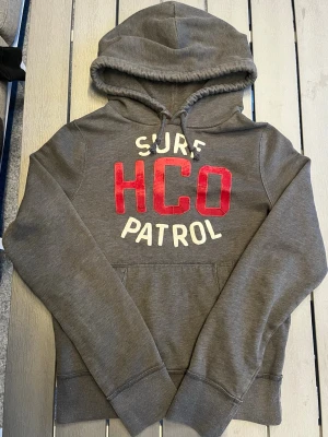 Hollister California surf Malibu hoodie vintage niche archive zip tröja (sällsynt) - Personlig favorit väldigt snygg och extremt eftertraktad Hollister hoodie. fint skick inga fel storlek M kan ta mått vid behov. Endast 469kr ej hugget i sten kom gärna med frågor och prisförslag har även mycket mer liknande i min profil alla storlekar kolla gärna stor rabatt vid köp av flera 😁✌️