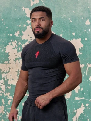 YoungLA Compression T- i svart. - Helt ny och oanvänd YoungLA Compression Tee i svart. Stilren och atletisk design med tight muscle fit/compression-passform som framhäver bröst, axlar och armar. Tillverkad i stretchigt och ventilerande material med meshdetaljer för extra komfort under träning. Röd YoungLA-logga framtill ger en exklusiv kontrast. Perfekt för gym och träning. Skick 10/10 – helt ny.