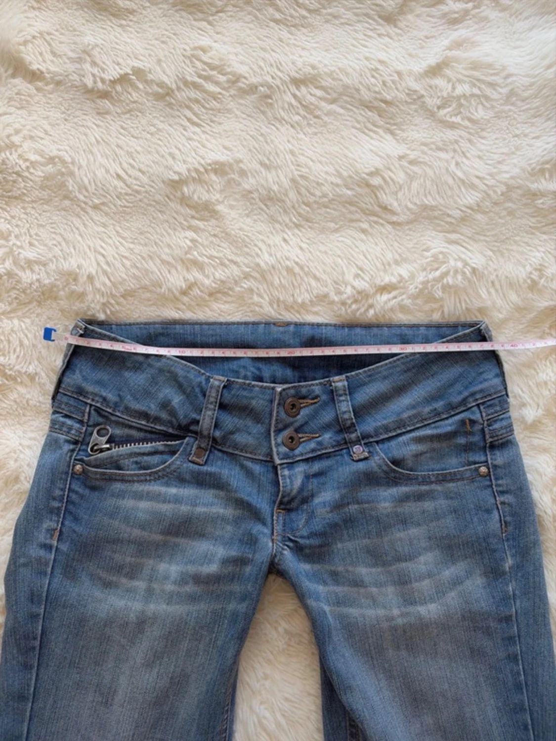 Jättefina lågmidjade jeans med coola detaljer - 4