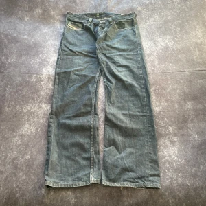 Mörkblå Diesel Larkee vintagejeans för herr i storlek W33 L32 - Mörkblå vintagejeans från Diesel, modell Larkee, i storlek W33 L32.  Mått 📏 Midja: 43 cm Benslut: 23 cm Lår: 32 cm Totallängd: 105 cm Måtten hittas även på bilderna  Leverans inom 24 timmar Genom att sätta ihop ett paket sparar du på priset och fraktkostnaderna Ytterligare information finns på min profil