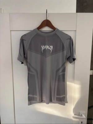 YoungLA compression shirt -  Storlek S kan passa M, skickar inom 24h