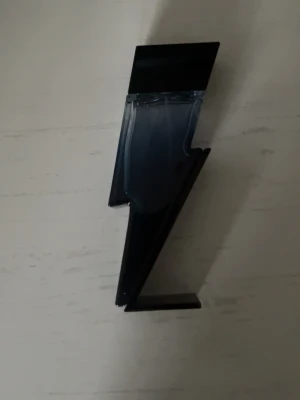 Blå parfymflaska i blixtform - Unik parfymflaska i form av en blixt, i mörkblått glas med svart topp. Flaskan har en modern och cool design som sticker ut på hyllan. Perfekt för dig som gillar snygga detaljer i badrummet.