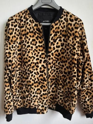 Leopardmönstrad bomberjacka från Monki (XS/S) - Supercool leopardmönstrad bomberjacka från Monki i storlek XS/S (passar även en mindre M beroende på hur man vill att den ska sitta). Jackan stängs med dragkedja framtill och har svarta, ribbade muddar vid kragen, ärmsluten och nedtill  Sparsamt använd och i jättefint skick! Perfekt som en lättare jacka till våren/hösten eller som en snygg inomhusjacka  Djur- och rökfritt hem. Fraktar snabbt! ✨ 