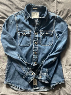 Jeansskjorta vintage - Mörkblå Acrombie&Fitch Jeansskjorta. Skjortan är vintage och säljs inte idag! Hör gärna av er vid minsta fundering😊