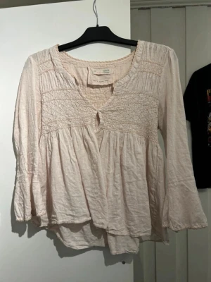 Ljusrosa boho-blus med smock - Söt ljusrosa blus och är tre kvarts i ärmarna