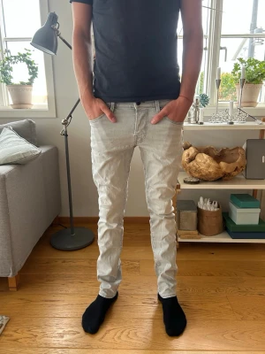 Jack & Jones jeans - Ljus gråa jeans från Jack&Jones i mycket gott skick slim fit Glenn 