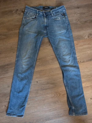 Replay jeans  - Tjena! Säljer ett par fina Replay jeans i blå och är storlek W30 L32. Säljes pågrund av att dom inte passar mig längre. 