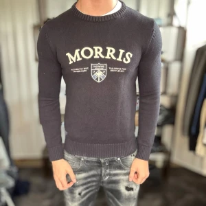 Stickad morris tröja  -  Bra skick, använd men fullt brukbar. Nypris ca 2000kr. Modellen är 185 cm, 75 kg. Alltid billigare pris vid köp av flera varor‼️🙌Svarar alltid på frågor eller funderingar! 