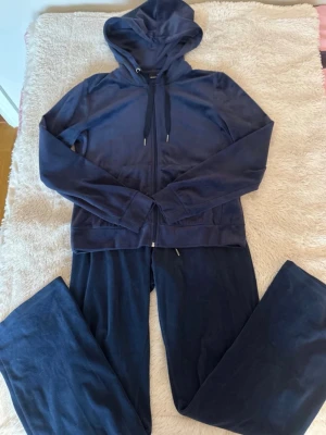 Gina tricot mjukis set - Ett mysigt matchande set från Gina tricot. Byxorna är i storlek xs, och tröjan i s