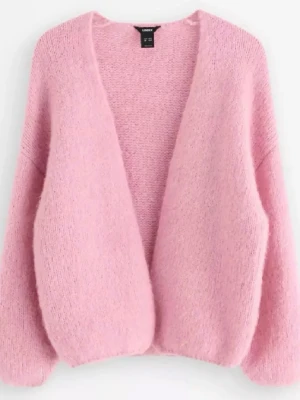 Ljusrosa fluffig kofta - Mysig ljusrosa kofta med öppen front och lång ärm. Koftan är fluffig och har en avslappnad passform, perfekt för lager på lager. Tillverkad i ett mjukt stickat material som känns skönt mot huden.