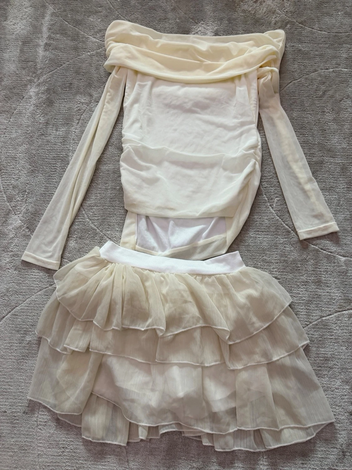 Off shoulder cremefärgad volangklänning - 1