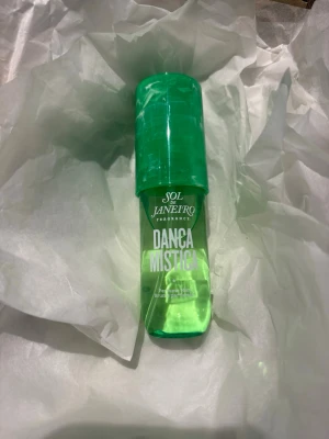 Sol de Janeiro Dança Mística Perfume Mist – 90 ml - Danca Mistica -Limited Edition. Fräsch, varm och lätt söt doft med lila fikon, päron och champagneackord, följt av liljekonvalj och iris. Basen har varm vanilj, sandelträ och amber.  Ca 85-90 % kvar – se bild för aktuell nivå.