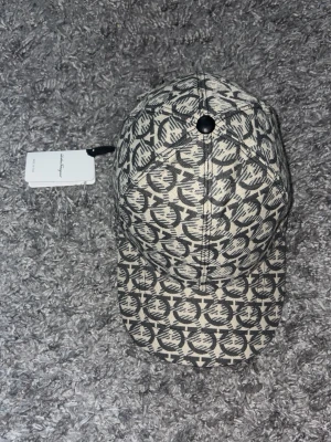 Ferragamo keps - Helt ny med tags! Pris går absolut att diskuteras!