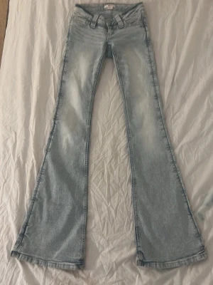 Gina tricot jeans - Verkligen jättefina byxor tyvärr så råkade jag beställa fel storlek,andvända en gång har lappen kvar och påsen som man får byxorna i original pris 359,99