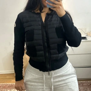 Moncler cardigan - Storlek 1 = S, prislapp följer med. Skriv dm för närbilder eller fler bilder 🫶🏼 