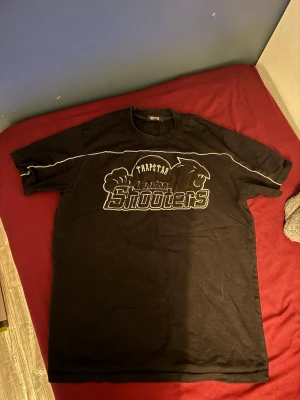 TRAPSTAR SHOOTERS - Fin o unik shooters varation av trapstar t shirt, storlek M