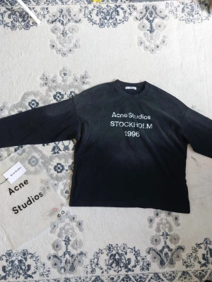 Svart Acne Studios Långärmad Tröja  - Säljer en Acne studios långärmad tröja T Shirt, tröjan är hög kvalite och väldigt bra inför vintern  Storlek • medium  Skick • Mycket bra skick, använd fåtal gånger. Inga synliga skador👌  Färg • svart  Info • Fraktar inom 24h 📦 📸 Vill du ha fler bilder eller diskutera pris, skriv gärna ett meddelande! Svarar snabbt ☺️   #streetwear #menswear #fashion #clothing #outfit #casual #vintage #y2k #oversized #streetstyle #archive #rare #trendy #unisex