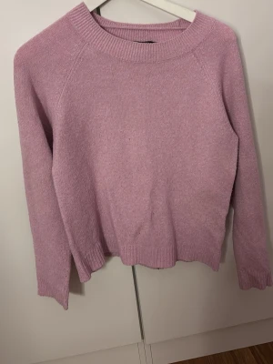 vero moda tröja - rosa vero moda tröja, lite knopprig strl xs 