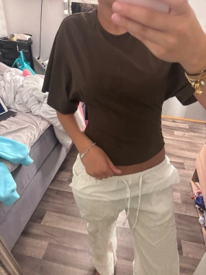 Brun topp - Säljer en brun fin top från Gina Tricot använd 1-2 gånger säljer där med att den inte kommer till användning längre på sista bilden ser ni att de finns en liten fläck på den men de är inget man lägger märke till de smälter in med tröjan jag såg själv inte fläcken behövde komma noggrant för att se den