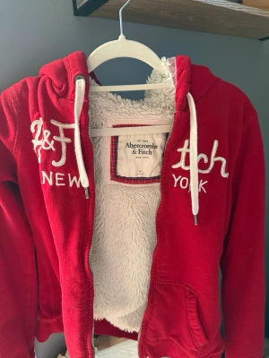 Abercrombie & fitch tröja - Jättefin abercrombie & fitch tröja, köpt begagnad men har själv inte använt den så mycket. Storlek M men passar ner till xxs